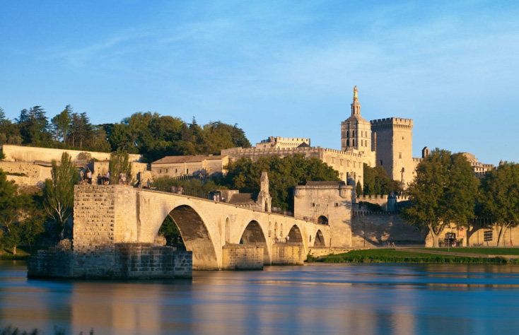 Sur le pont d’Avignon on y fait des slows en amoureux.
