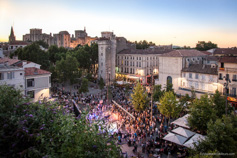 La place Pie animée, en plein air, et au cœur de la ville d’Avignon : un lieu pour s’amuser en amoureux.
